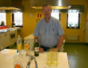 Menyansvarig blandar kvllens dink, lackrits G&T. 4 cl gin + 2 cl Pernod + Tonic o is